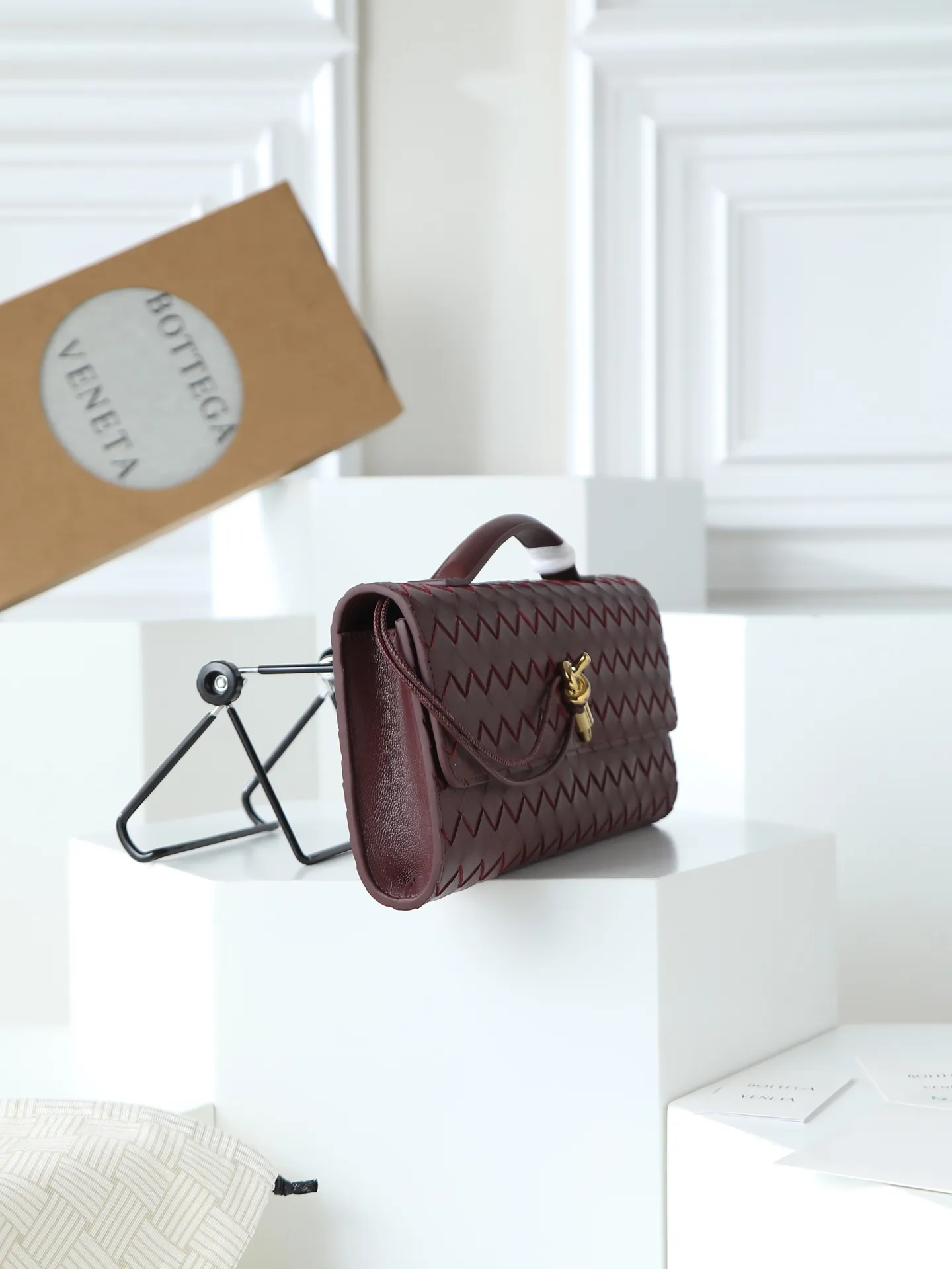 Batch 1540. The BV Andiamo evening handbag has been heavily cultivated again~ The designer aesthetics of the era of economic downturn are back. You fall in love with it at first sight and can't put it down. It's so beautiful. It's full of aura. The shape and texture are very competitive. It's lightweight and has sufficient capacity. It's a must-have for fashionistas. It's suitable for many occasions, minimalist, high-end and light luxury. Style number: 741511 Size: 31*13*3cm